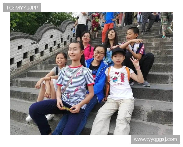 聚焦绿茵巨星成长轨迹与传奇风采全景透视时代变迁与荣耀篇章故事